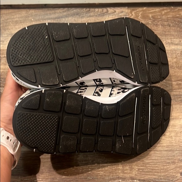 Adidas Shoes size 10 - Picture 4 of 5